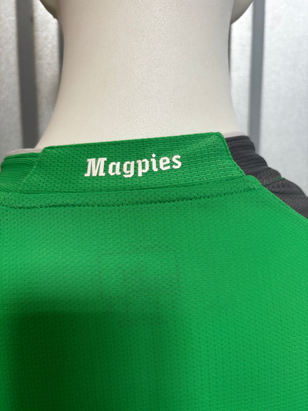 Newcastle United Kids Goalkeeper Shirt. Size youth Medium