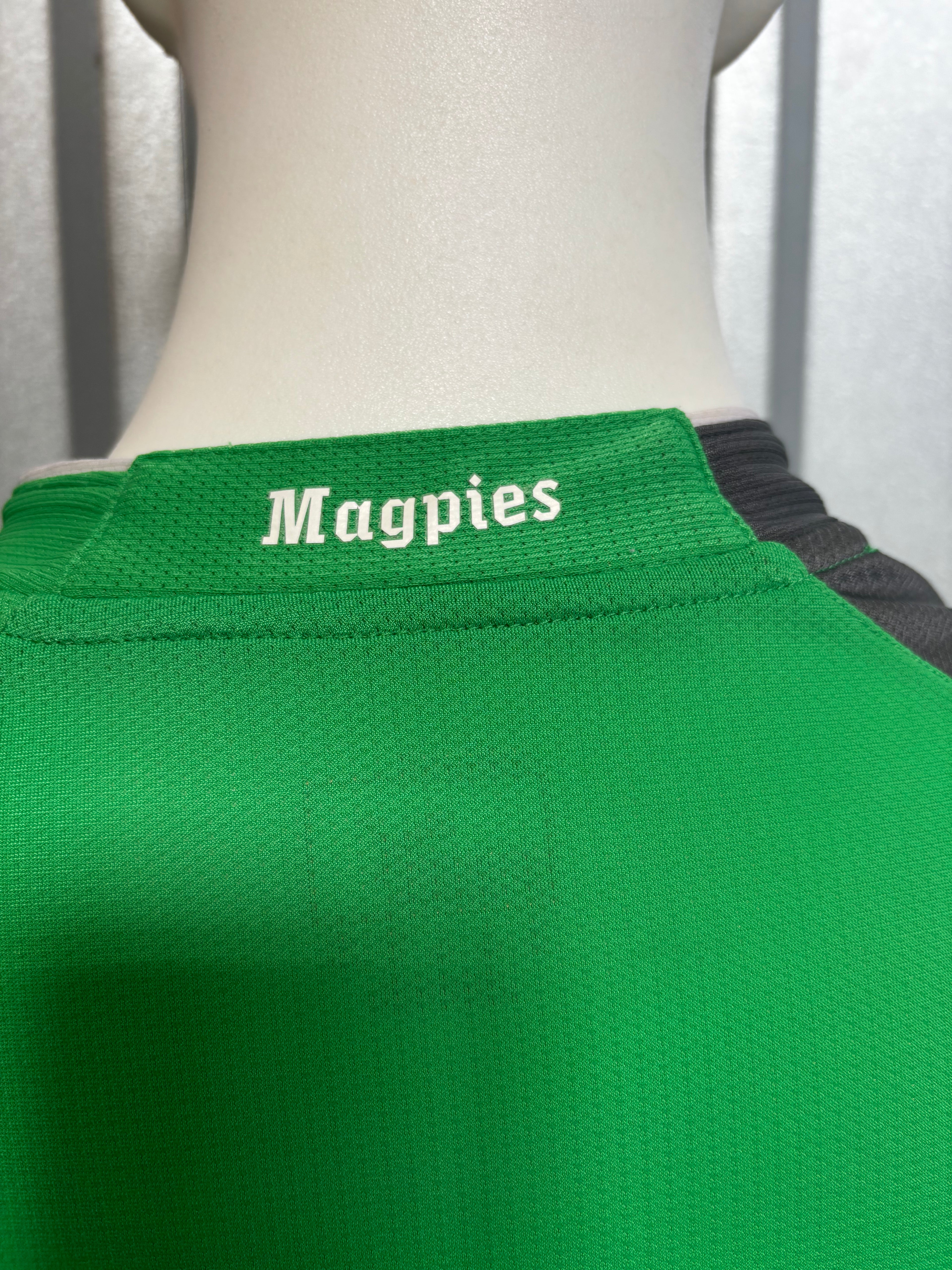 Newcastle United Kids Goalkeeper Shirt. Size youth Medium