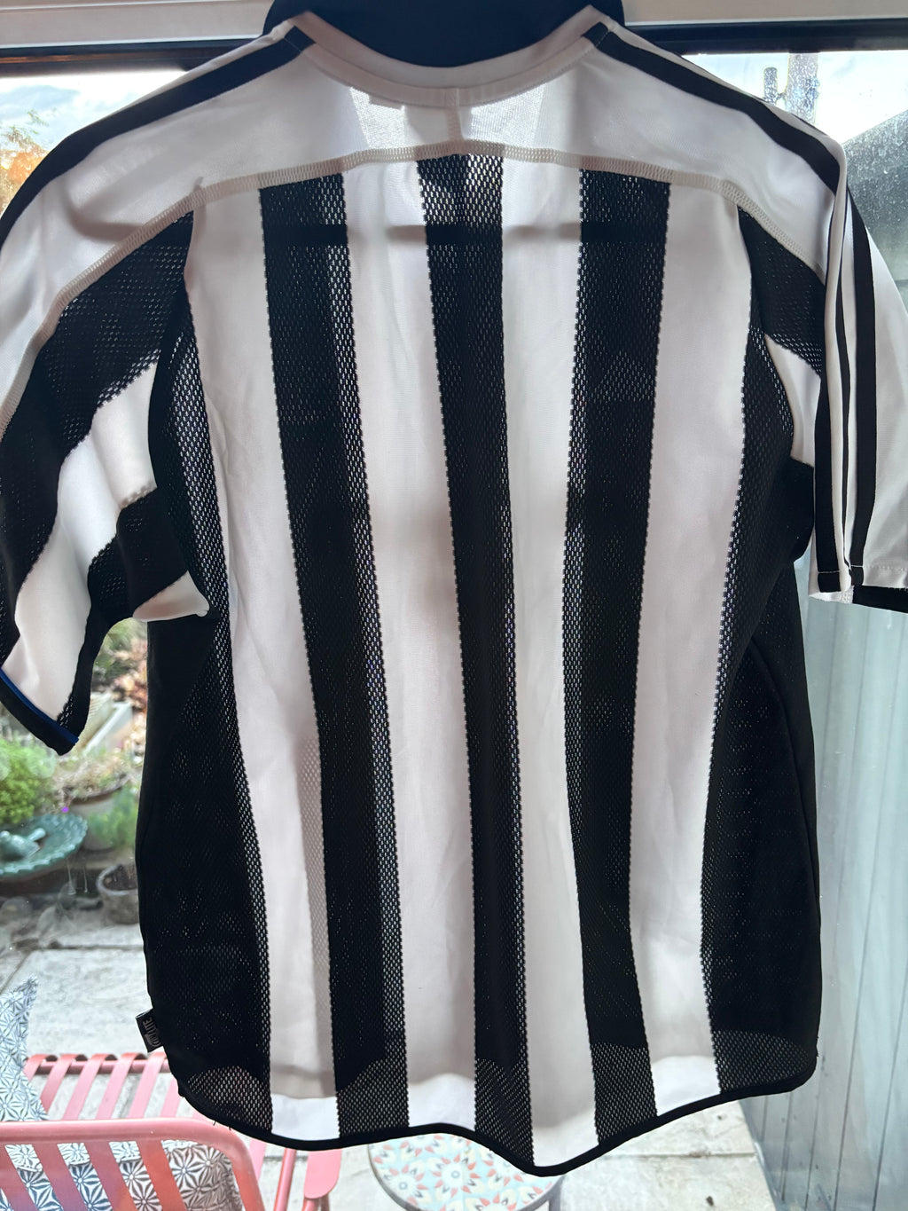 Newcastle United Home Shirt 2003005. Size Extra Large Boy.