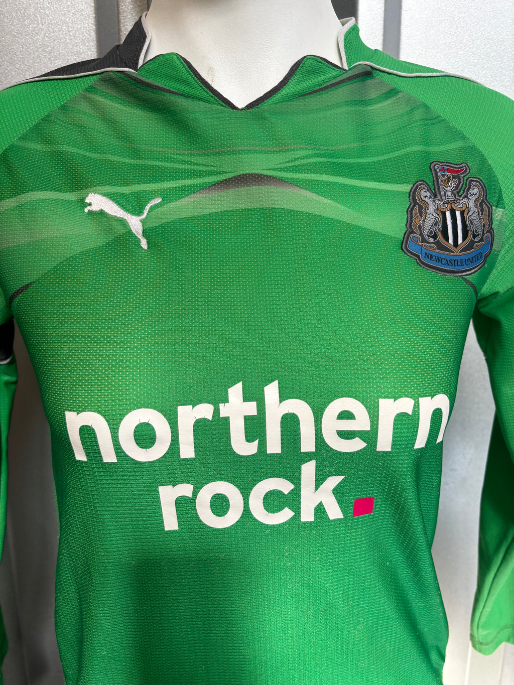 Newcastle United Kids Goalkeeper Shirt. Size youth Medium