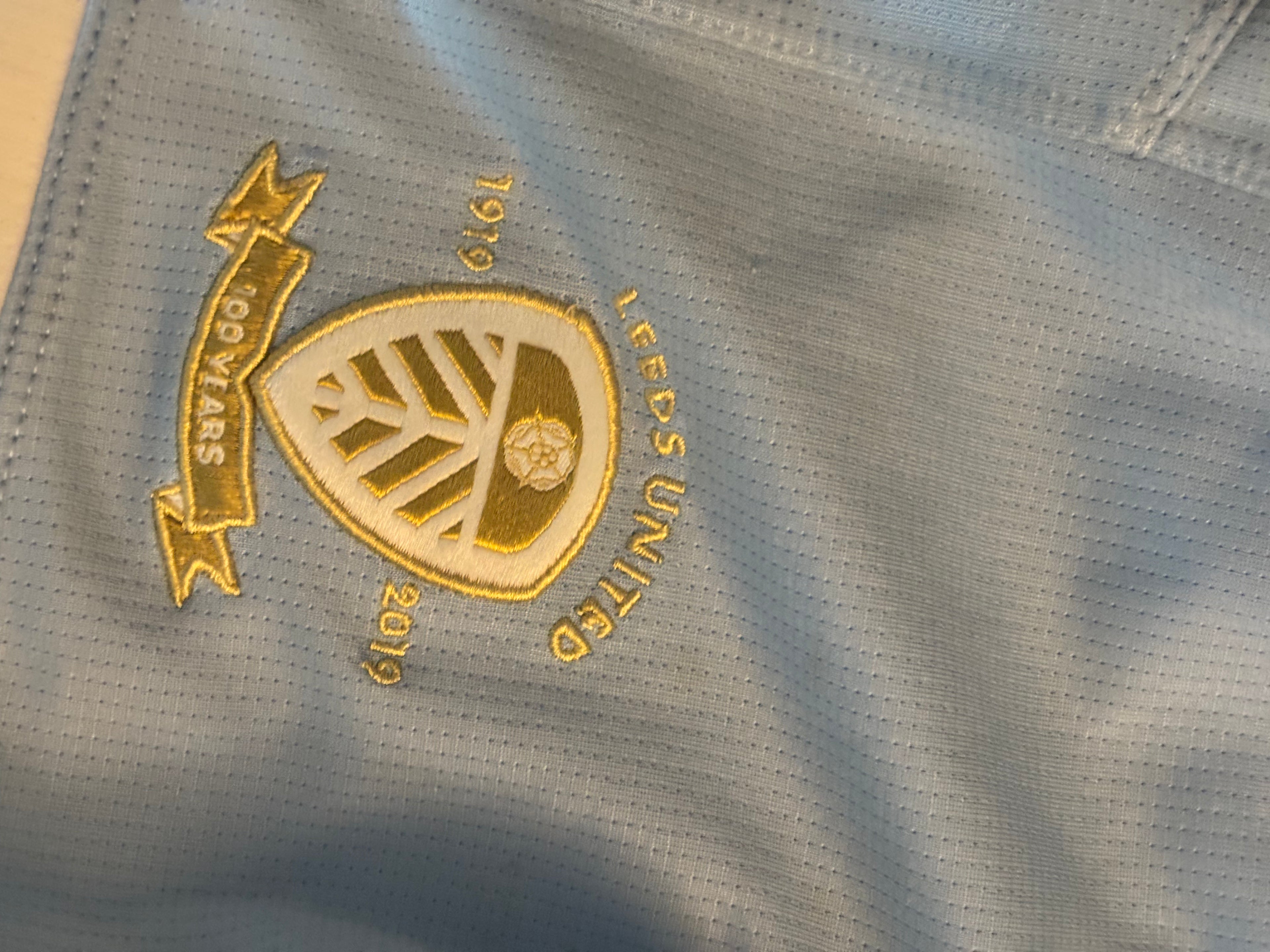 Leeds United 2019/20 Away Shirt and Shorts. Size Kids Age 8 Years. Hernandez 19.