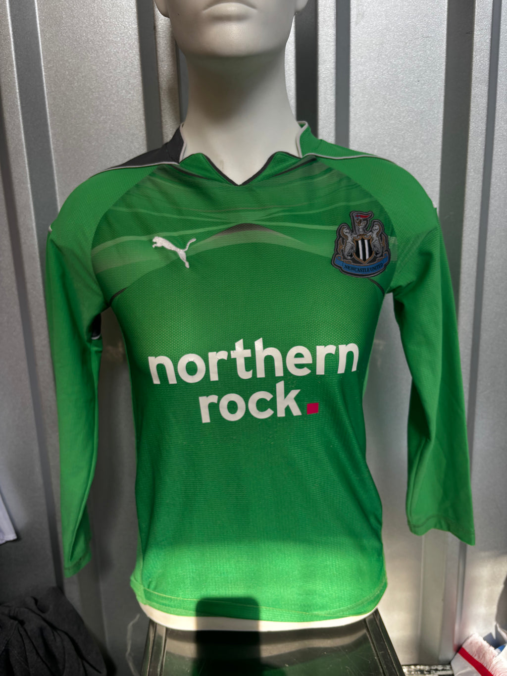 Newcastle United Kids Goalkeeper Shirt. Size youth Medium