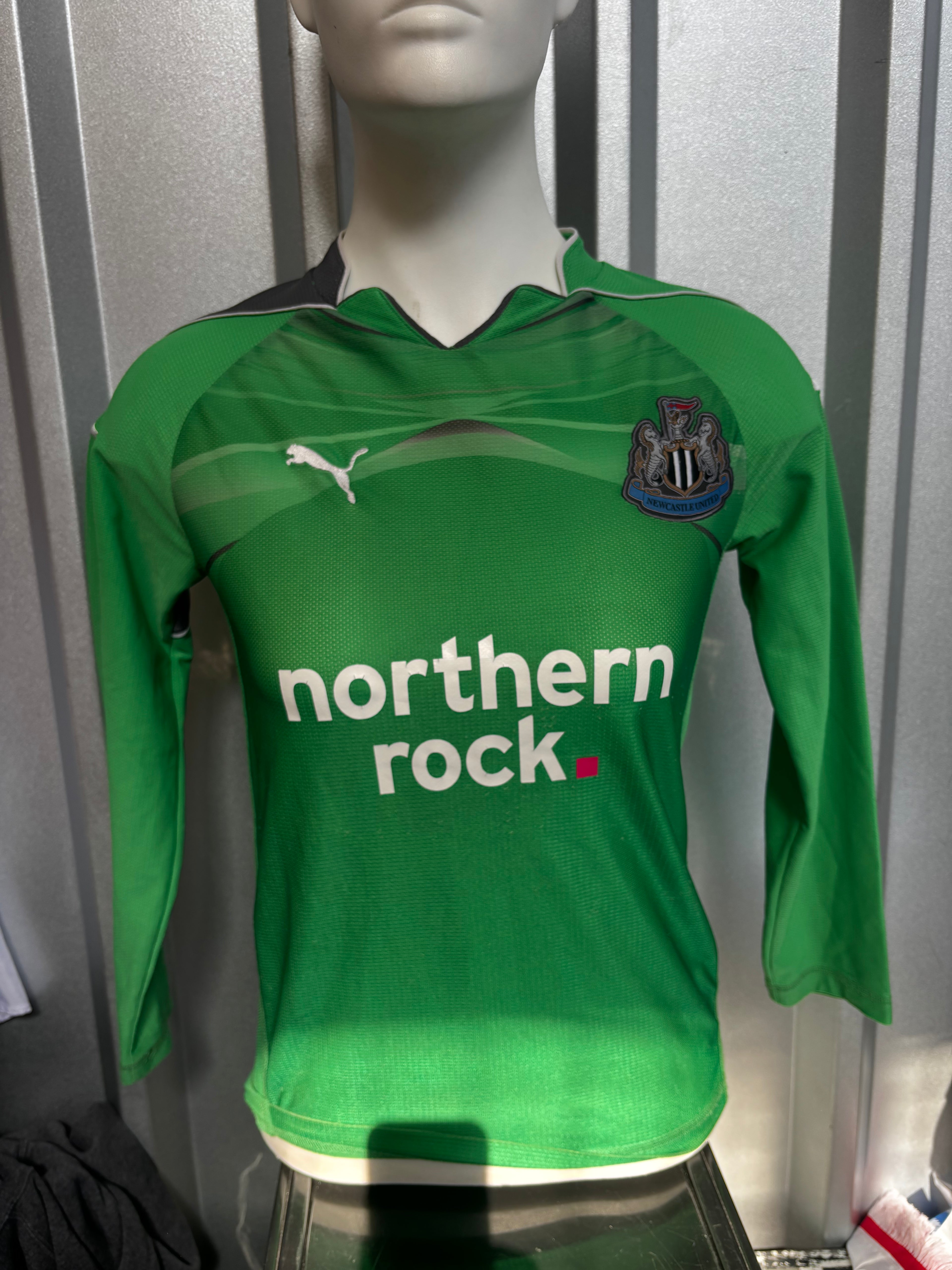 Newcastle United Kids Goalkeeper Shirt. Size youth Medium