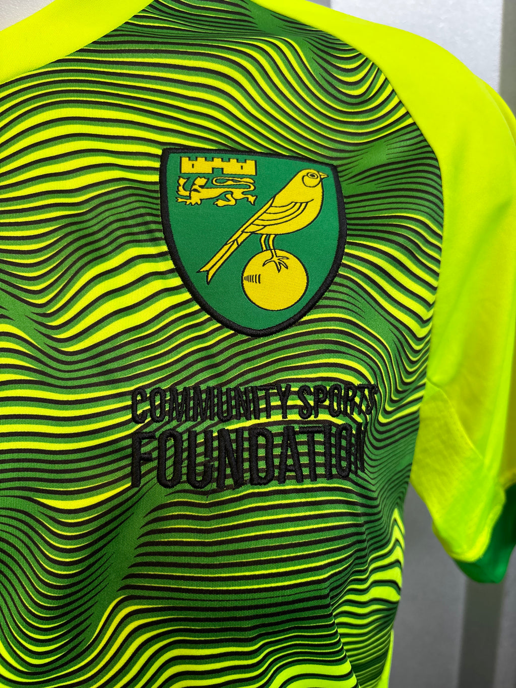 Norwich City Adult Training Top. Size Medium