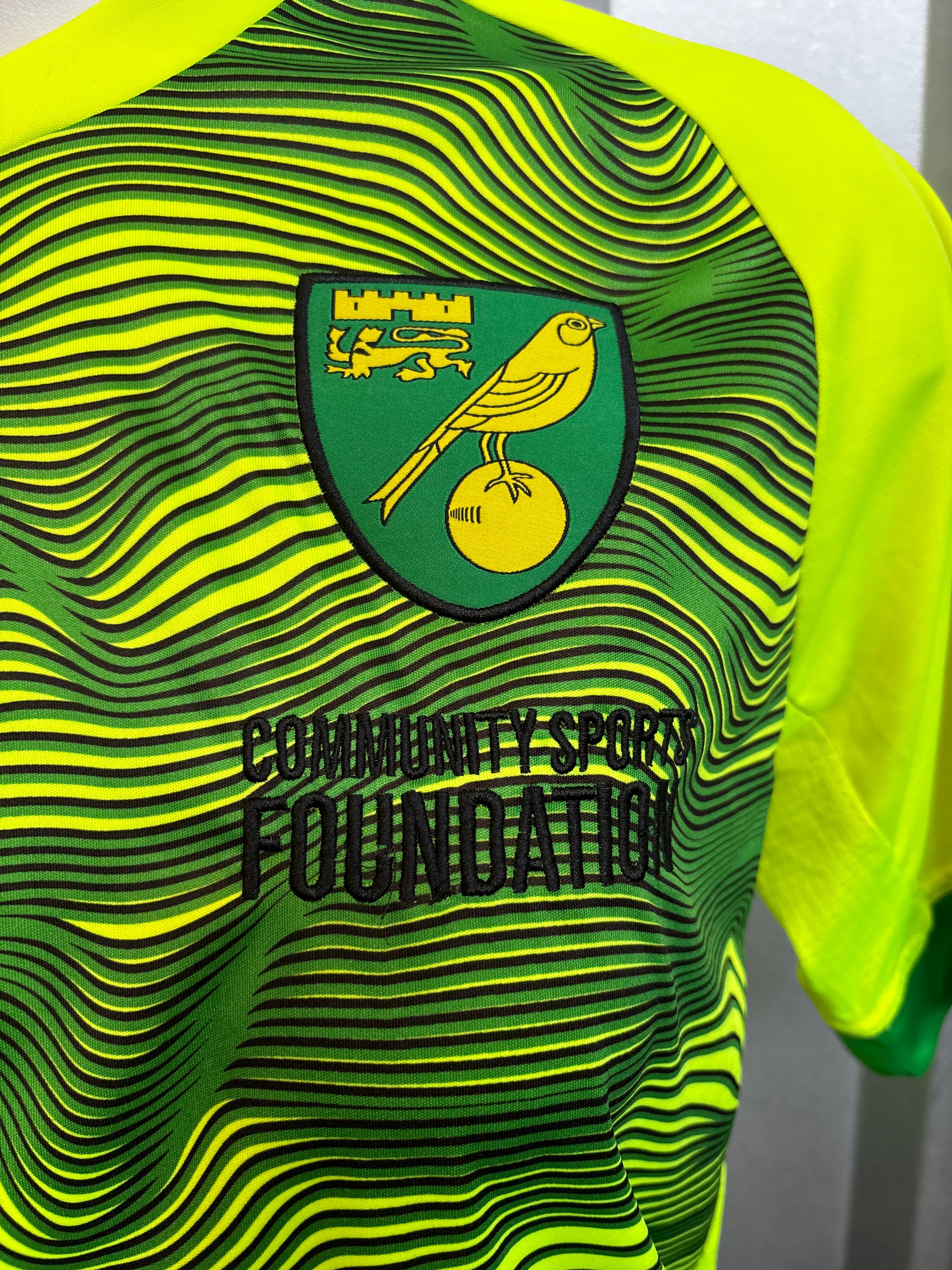 Norwich City Adult Training Top. Size Medium