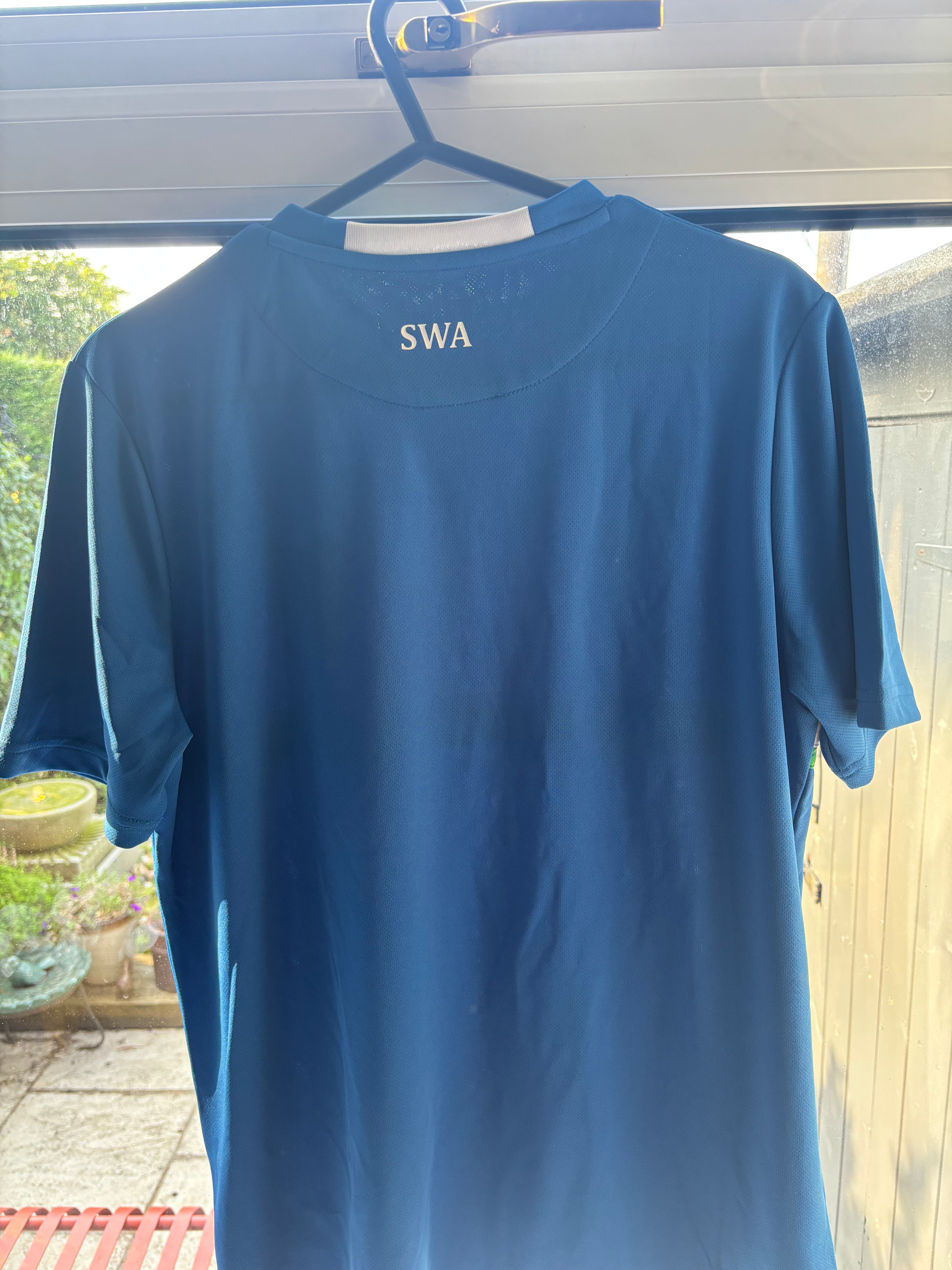 Tranmere Rovers 2022/23 Training Shirt. Size Medium.