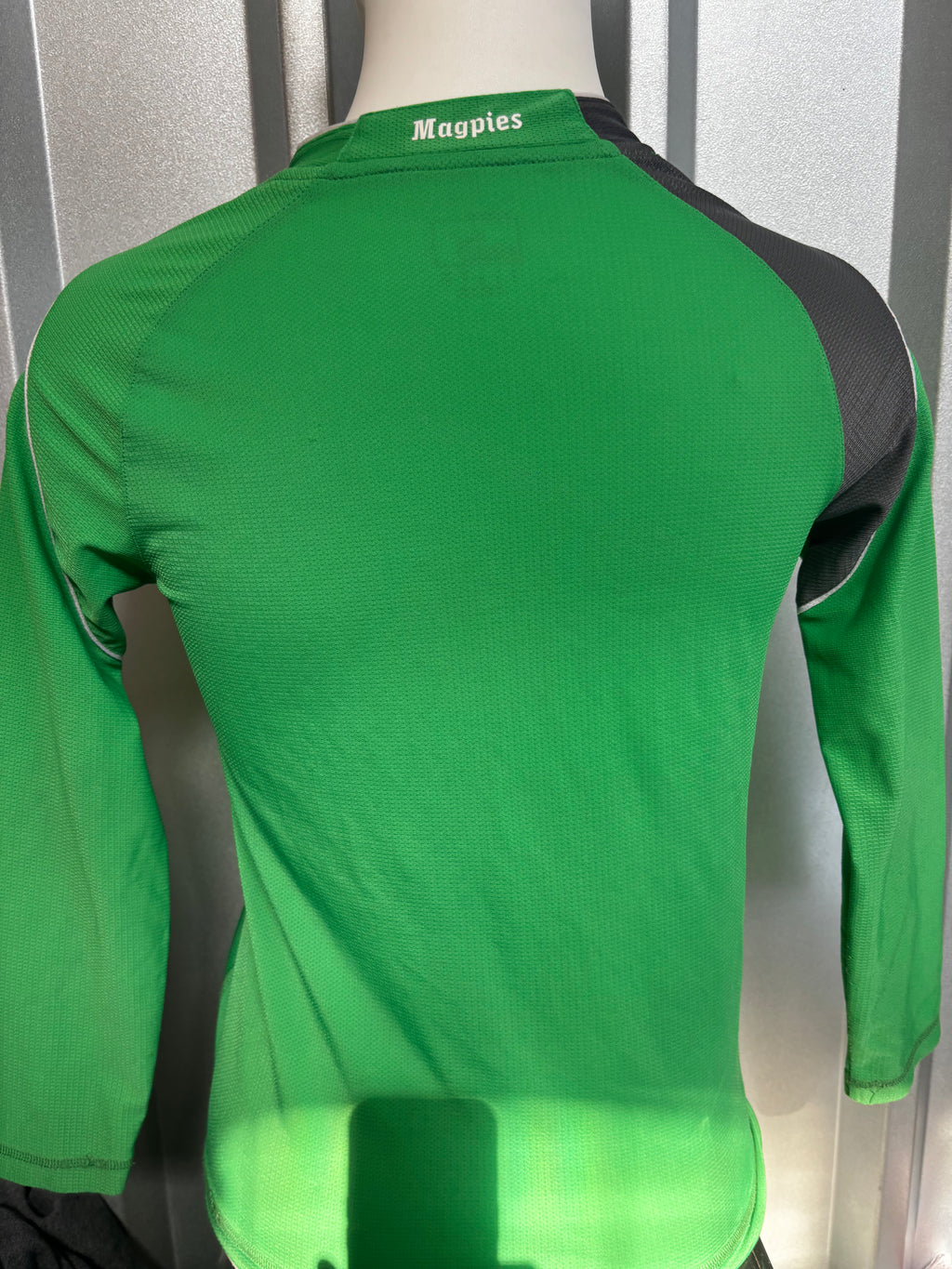 Newcastle United Kids Goalkeeper Shirt. Size youth Medium
