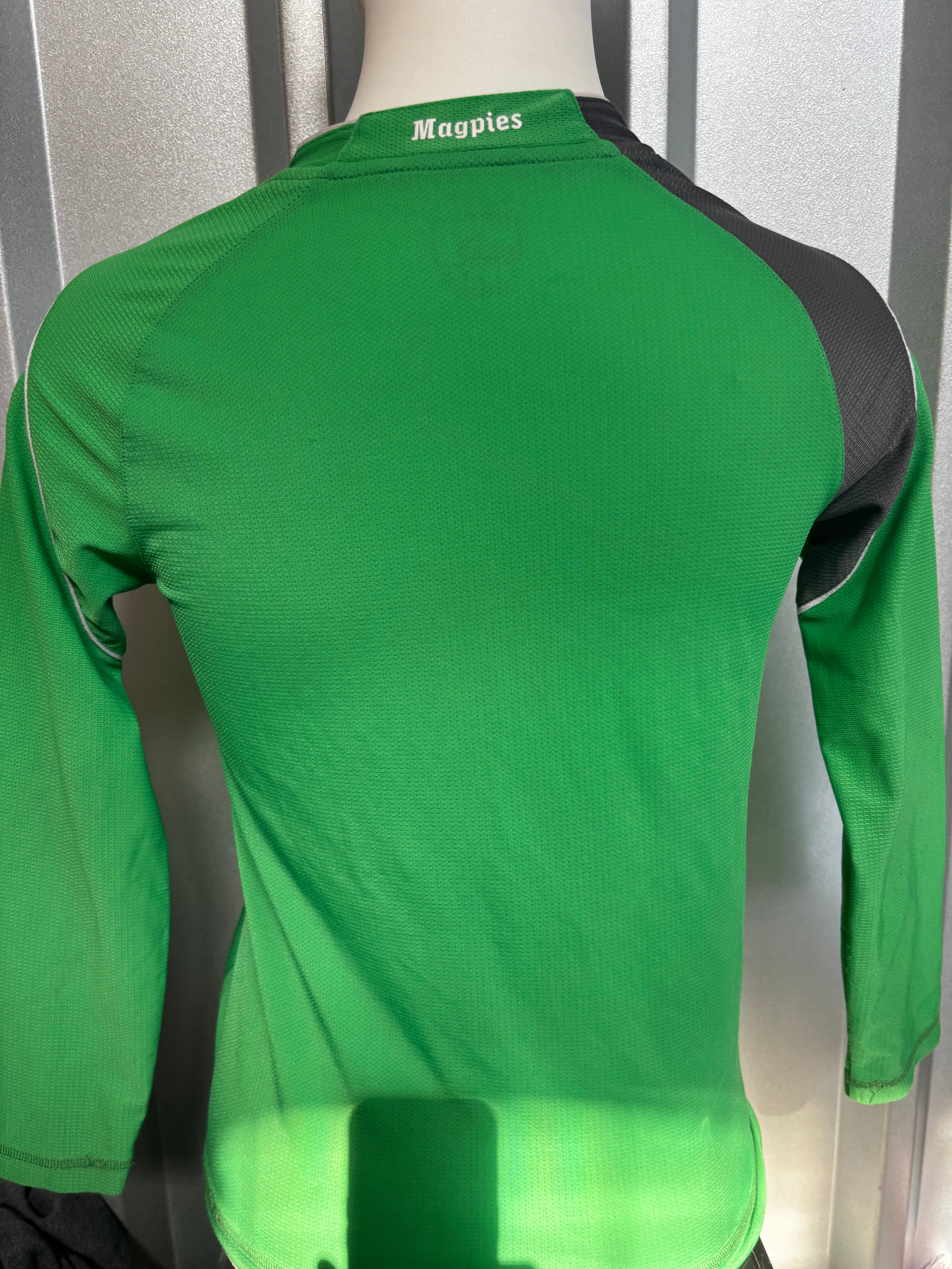 Newcastle United Kids Goalkeeper Shirt. Size youth Medium