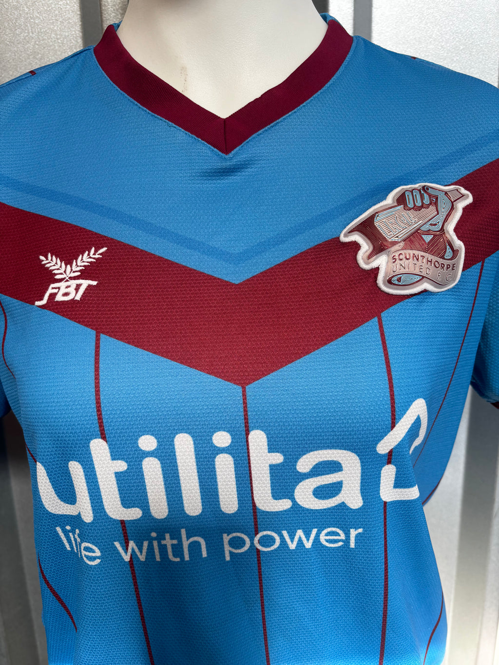 Scunthorpe United Home Shirt. Size Medium.