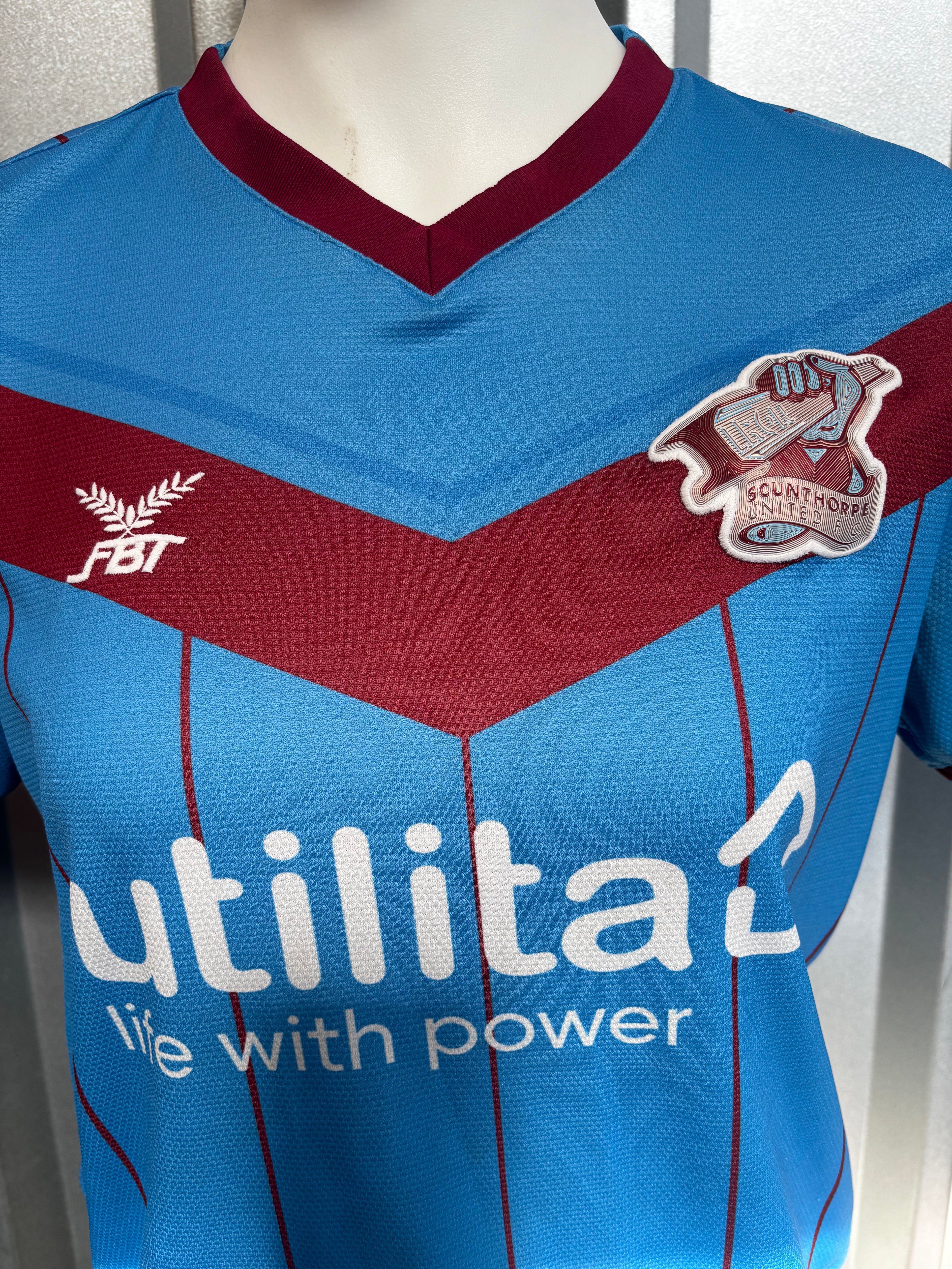 Scunthorpe United Home Shirt. Size Medium.