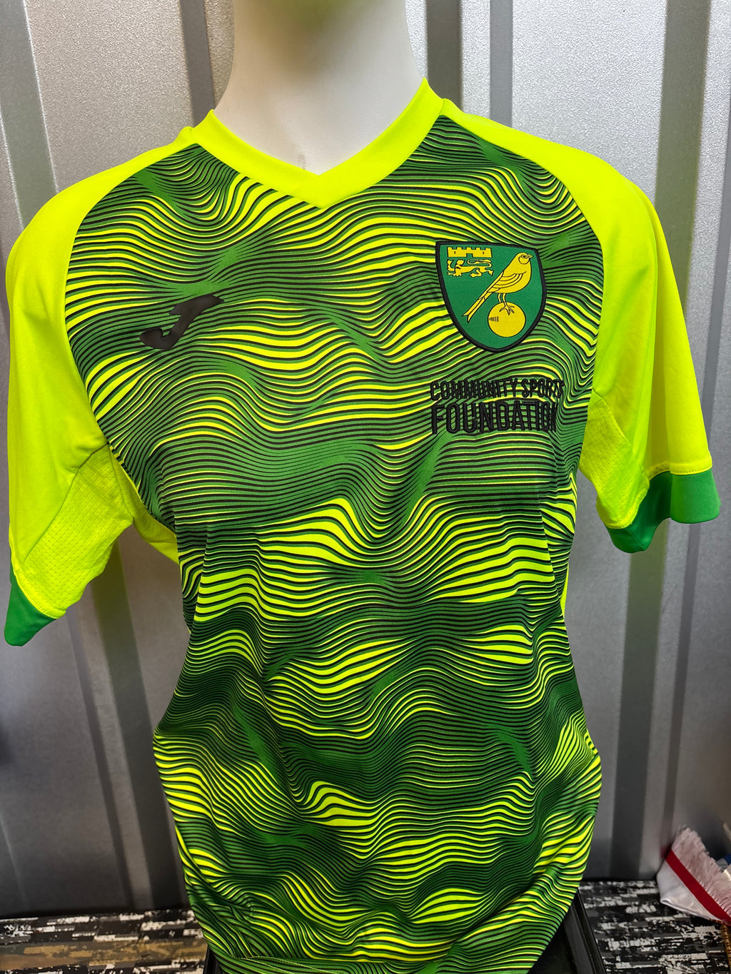 Norwich City Adult Training Top. Size Medium