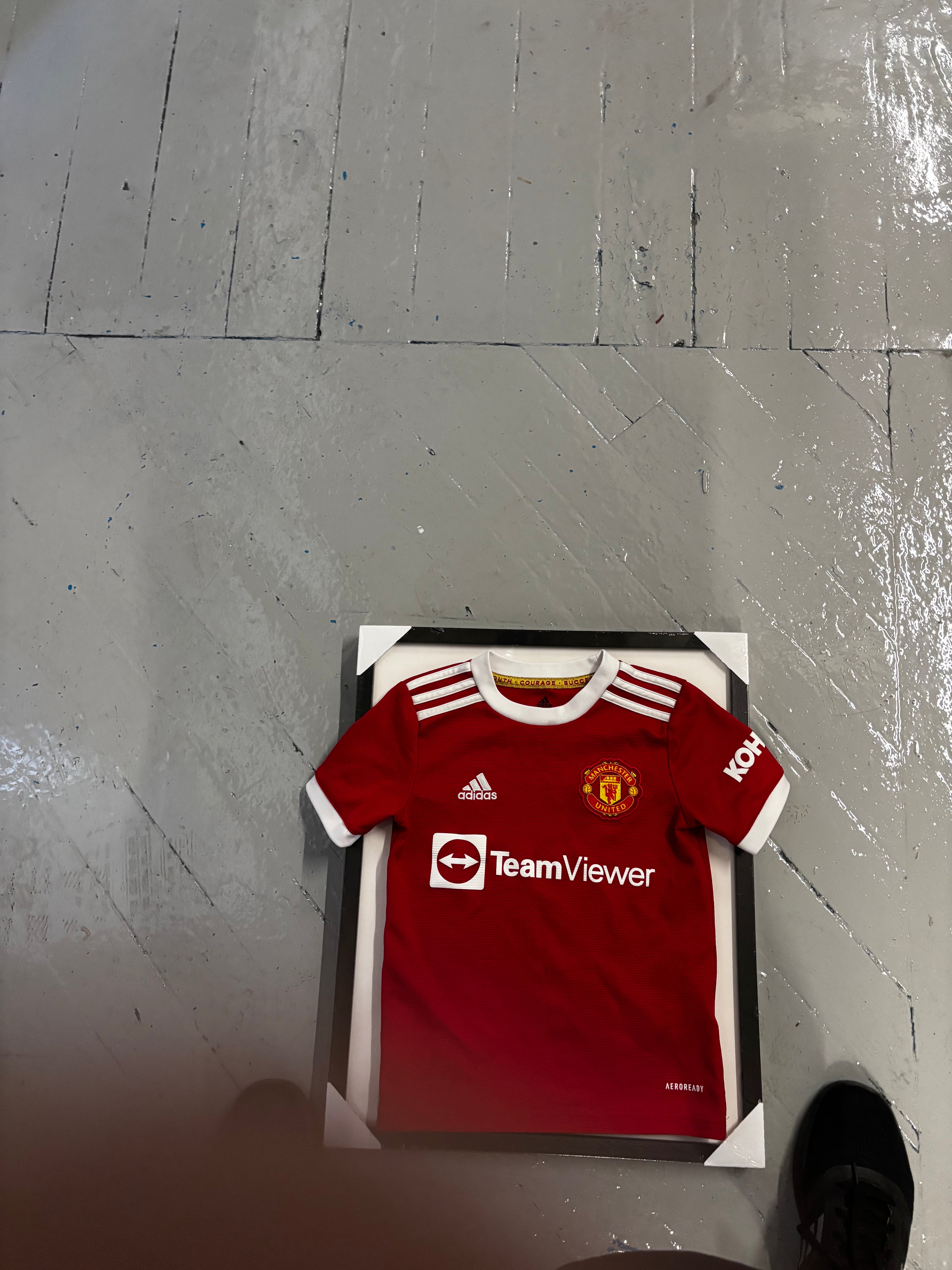 Manchester United Kids Home Shirt. Size 7-8 Years.
