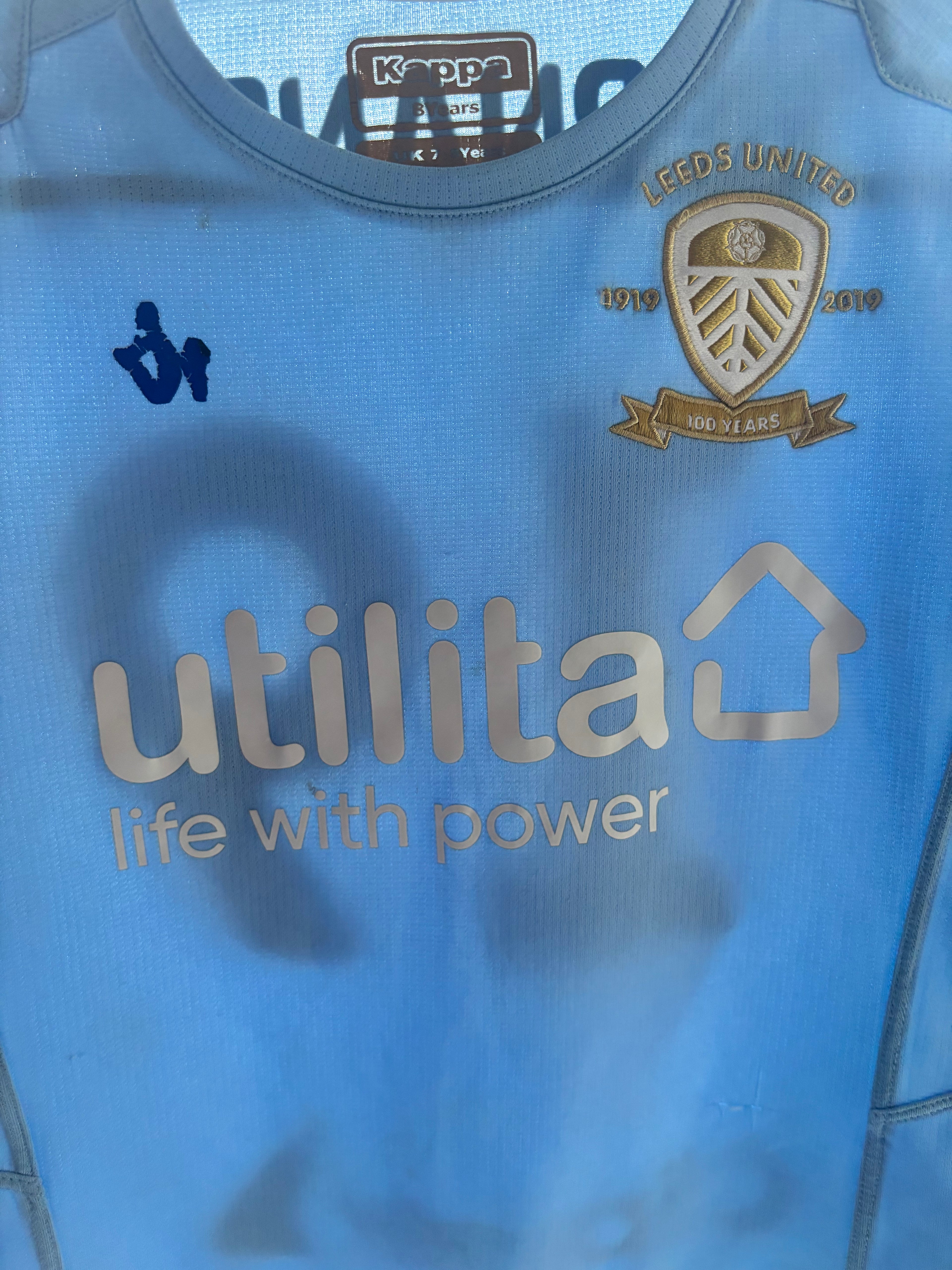 Leeds United 2019/20 Away Shirt and Shorts. Size Kids Age 8 Years. Hernandez 19.