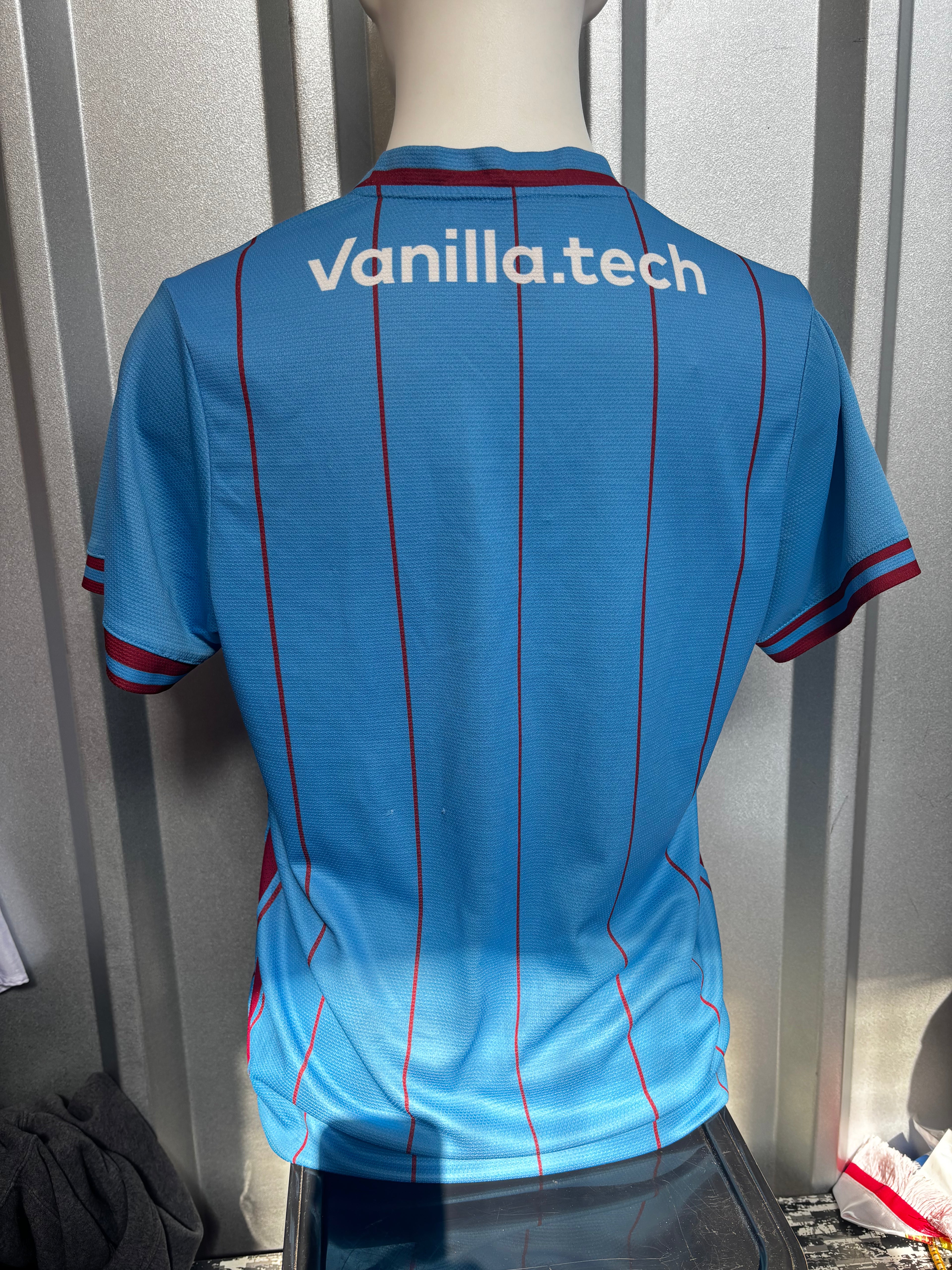 Scunthorpe United Home Shirt. Size Medium.