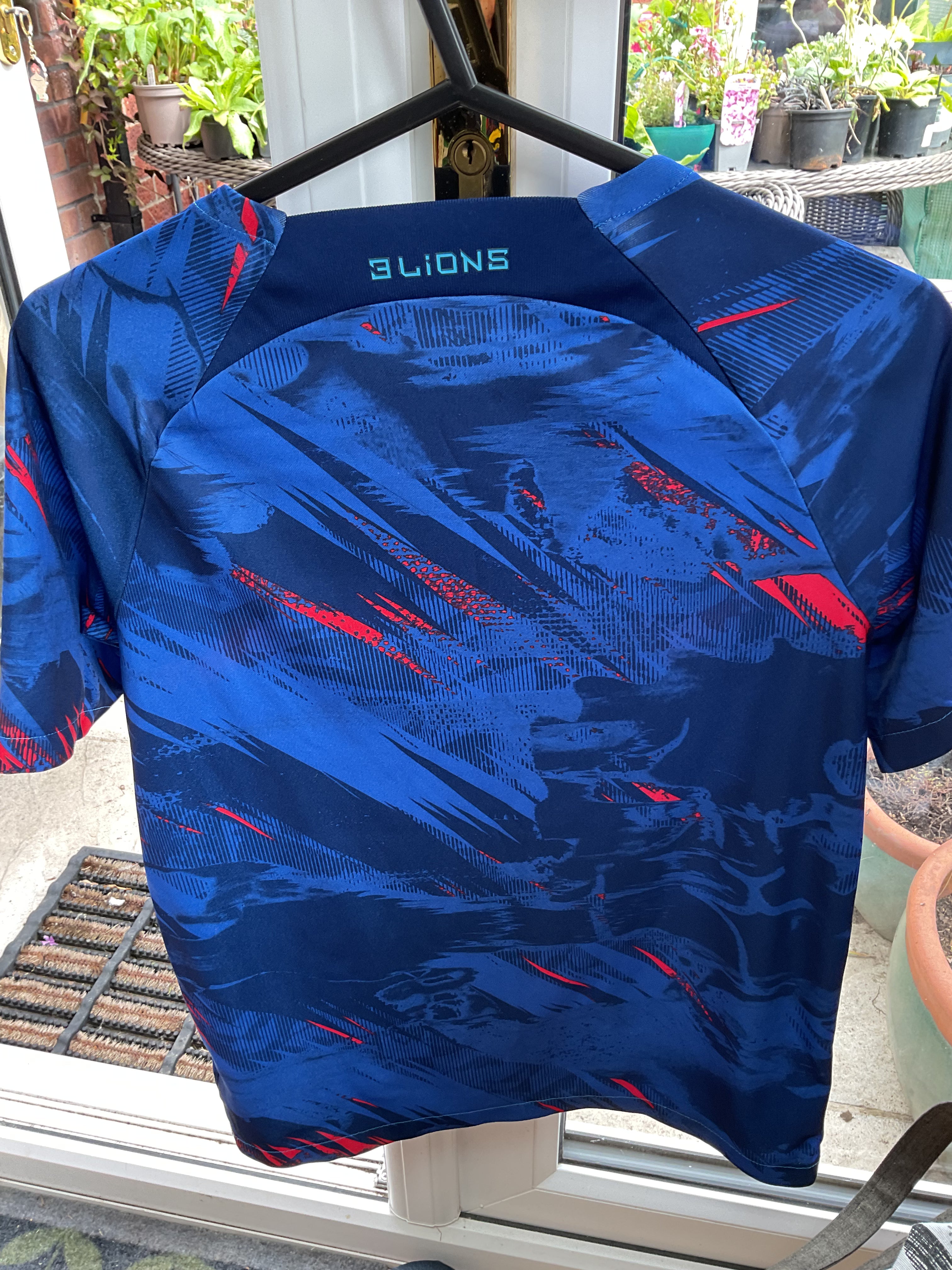England Warm Up Shirt 2022/23. Size Kids Age Large.
